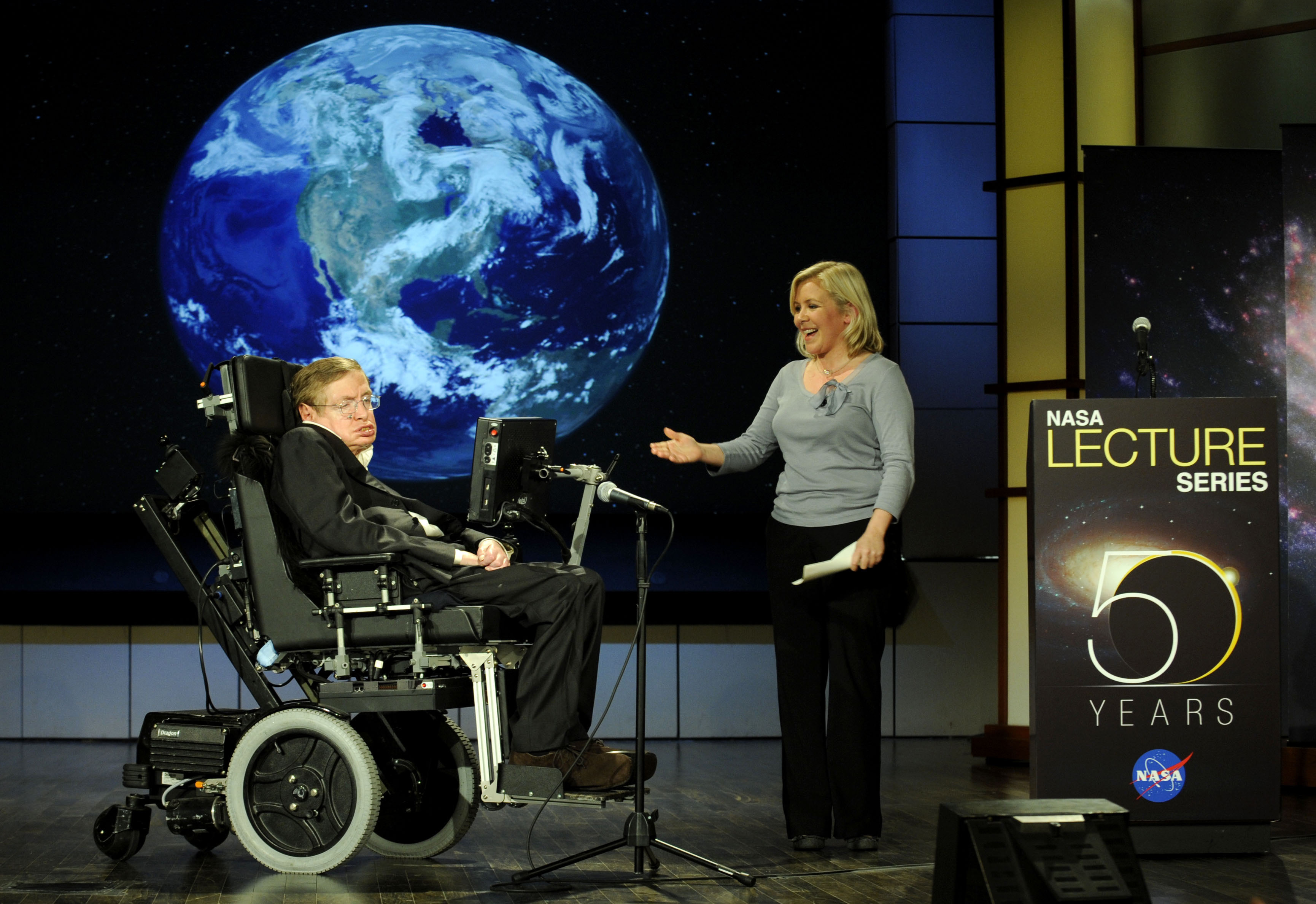 Stephen_hawking_and_lucy_hawking_nasa_2008